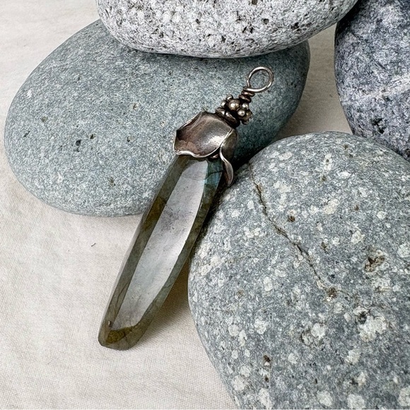 Iridescent Labradorite Silver Floral Pendant Ethereal Fairy Minimalist Mystical - Picture 11 of 14